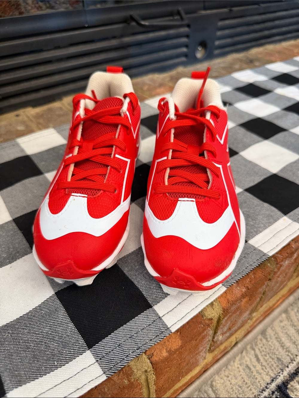 Under Armour Kids Red and White Boys Baseball Cleats sz. 12K
